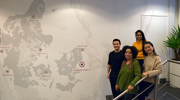 Kursister på trappen på Studieskolen